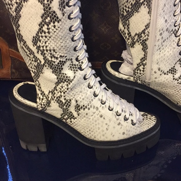 Designer - Picture 4 of 10